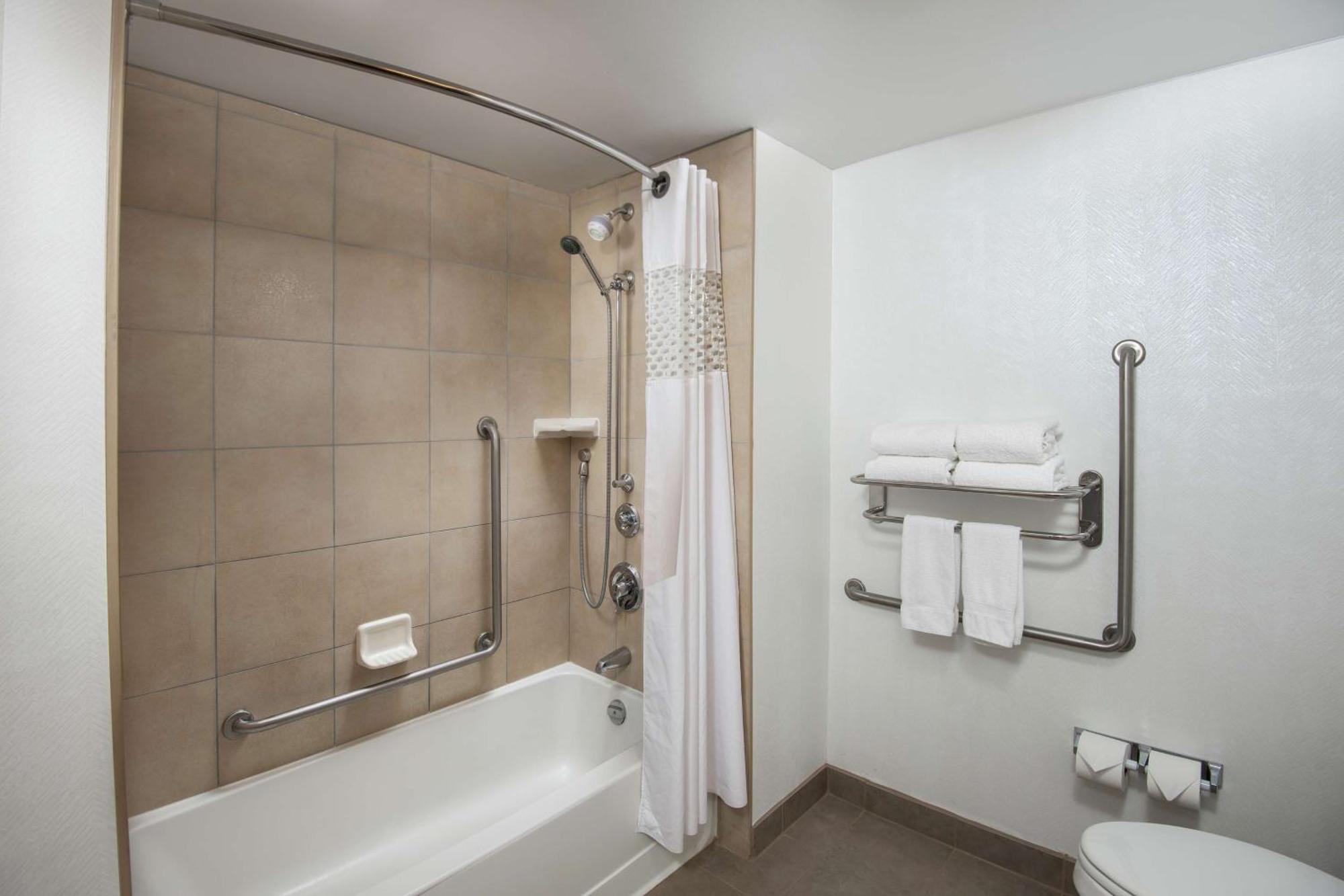 Hampton Inn & Suites By Hilton Барри Экстерьер фото