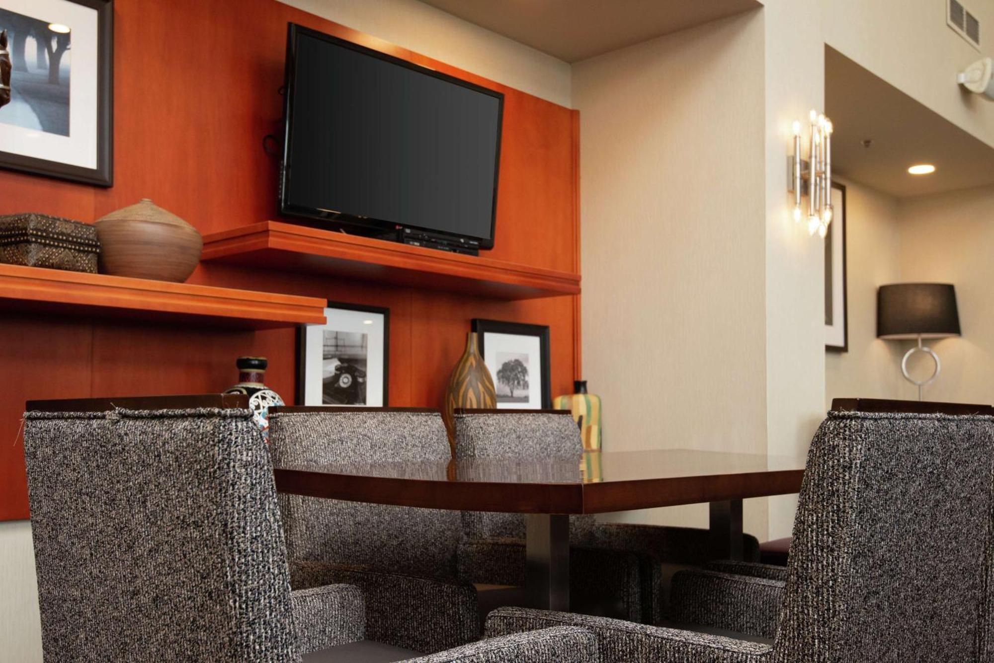 Hampton Inn & Suites By Hilton Барри Экстерьер фото