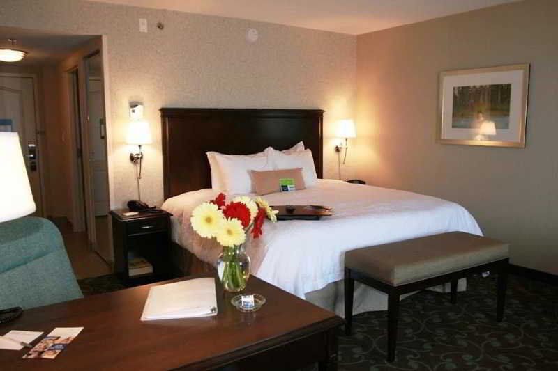 Hampton Inn & Suites By Hilton Барри Экстерьер фото