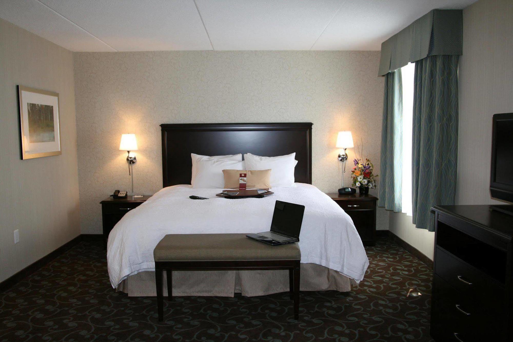 Hampton Inn & Suites By Hilton Барри Экстерьер фото